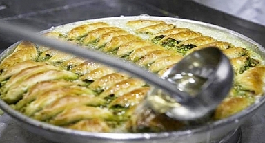 Bayram tatlıları tezgahlardaki yerini aldı