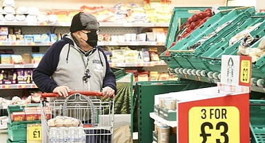 İngiliz Perakende Zincir Mağazaları Fiyatları Düşürdü ve Sabitledi